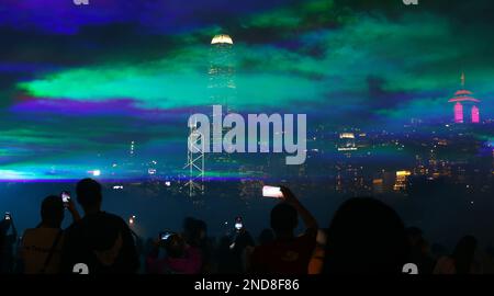 Une grande installation d'art en plein air Borealis par l'artiste suisse Dan Acher, présente au quartier culturel de West Kowloon pendant trois semaines consécutives (du 13 février au 5 mars 2023), imitant la merveille naturelle des lumières du nord dans le ciel nocturne de Hong Kong. Borealis est présenté dans le cadre de SerendiCity, un festival d'arts médiatiques présentant de nouvelles perspectives sur l'art, les environnements urbains, les personnes et la technologie. 13FEB23 SCMP/Dickson Lee Banque D'Images