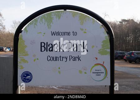 Wexham, Buckinghamshire, Royaume-Uni. 15th février 2023. La police de la vallée de la Tamise a signalé qu'une femme marchant son chien le 26th janvier 2023 dans le populaire parc national de Black Park près de Slough, a été volée par un homme à Knifepoint dans un incident effrayant et sa montre a été volée. L'homme l'a menacée avec un grand couteau. La victime n'a pas été blessée. Un e-fit du délinquant a été émis et la police fait appel pour obtenir des renseignements. Le délinquant est décrit comme un homme blanc, âgé d'environ 25 ans, de 5ft 7 à 5ft 8 pouces de hauteur de construction moyenne. Le délinquant portait un capot noir Banque D'Images