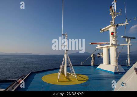 Traversez le golfe de Volos le matin, partez en ferry de Volos à Skiathos, partez à la découverte des îles, partez à la découverte des Sporades, en Grèce Banque D'Images