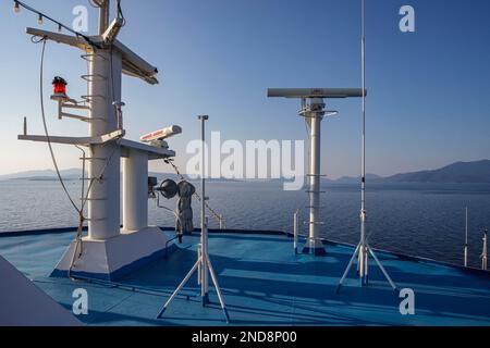 Traversez le golfe de Volos le matin, partez en ferry de Volos à Skiathos, partez à la découverte des îles, partez à la découverte des Sporades, en Grèce Banque D'Images