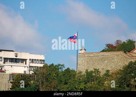 Bratislava, Slovaquie - 03 septembre 2019: Parlement national slovaque et drapeau slovaque, partie de l'ancien mur du château de Bratislava Banque D'Images