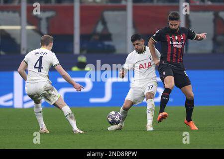 Milan, Italie. 14th févr. 2023. Oliver Skipp de Tottenham se ferme comme Olivier Giroud de l'AC Milan défie Cristian Romero de Tottenham lors du match de l'UEFA Champions League à Giuseppe Meazza, Milan. Crédit photo à lire: Jonathan Moscrop/Sportimage crédit: Sportimage/Alay Live News Banque D'Images