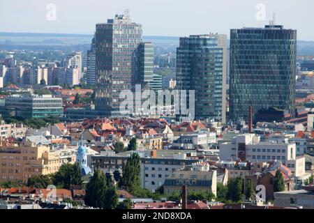 Bratislava Slovaquie - 03 septembre 2019 : gratte-ciel de nouveaux bâtiments du centre-ville. Vue depuis la terrasse d'observation du SNP Banque D'Images