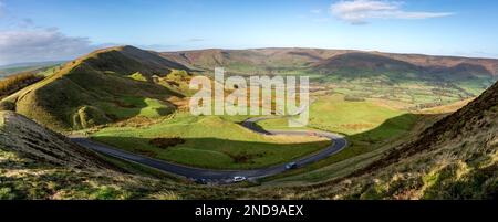Une vue panoramique de Winnats Pass depuis la colline MAM tor dans le Peak District de Derbyshire, Angleterre. Banque D'Images