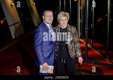 APELDOORN - Prince Constantijn et Princesse Laurentien avant le début de la représentation Carmen.maquia par la compagnie de danse Introdans au Théâtre Orpheus, où l'anniversaire de la princesse Margriet a été célébré. C'était l'anniversaire de Margriet sur 19 janvier, quand elle avait 80 ans. ANP ROBIN VAN LONKHUIJSEN pays-bas sortie - belgique sortie Banque D'Images