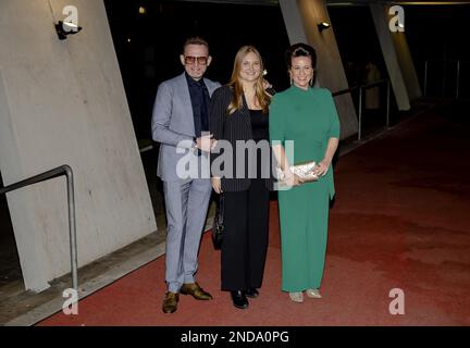 APELDOORN - Prince Bernhard et Princes Annette et leur fille Isabella Lily Juliana avant le début de la performance Carmen.maquia par la compagnie de danse Introdans au Théâtre Orpheus, où l'anniversaire de la princesse Margriet a été célébré. C'était l'anniversaire de Margriet sur 19 janvier, quand elle avait 80 ans. ANP ROBIN VAN LONKHUIJSEN pays-bas sortie - belgique sortie Banque D'Images