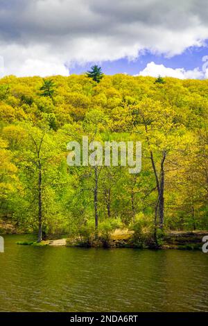 Human Made Hidden Lake est un site de loisirs populaire dans le Delaware Water Gao National Recreation Area, Pennsylvanie Banque D'Images