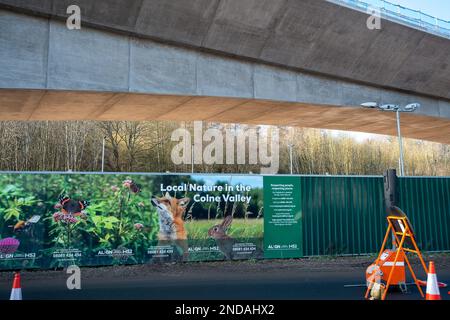 Denham, Royaume-Uni. 15th février 2023. HS2 ont mis des photos d'animaux sauvages dans la vallée de Colne à côté de leur site de construction et sous l'énorme viaduc de HS2 qui a été construit sur le chemin orbital A412 de Londres à Denham. Les résidents locaux trouvent cette ironie puisque HS2 ont détruit de nombreux habitats fauniques, des terres boisées anciennes et rempli de terriers de blaireau. Il y a souvent des animaux morts vus tués sur les routes près de HS2 sites de construction que les cerfs, les blaireaux, les renards, les lapins etc cherchent de nouveaux habitats à la suite de la dévastation généralisée de HS2 à la campagne. Crédit : Maureen McLean/Alay Live Banque D'Images