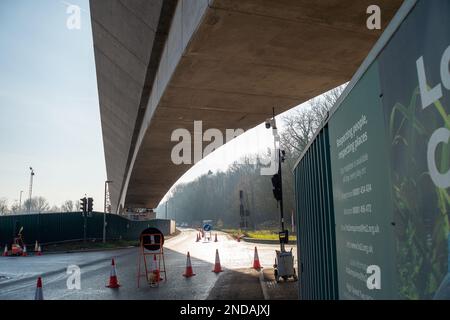 Denham, Royaume-Uni. 15th février 2023. Le viaduc HS2 High Speed Rail 2 Colne Valley est en construction. Le pont traverse maintenant le chemin orbital A412 de Londres à Denham. Dominque, une immense poutre de lancement de 700 tonnes de couleur orange de 160m de long, trinque est en place sur 56 segments de quai. Il a été signalé qu'en raison du projet largement dépassé dans le budget de HS2, les ministres du gouvernement prévoient de réduire les services de HS2 ainsi que les vitesses de train proposées afin d'économiser de l'argent. Crédit : Maureen McLean/Alay Live News Banque D'Images