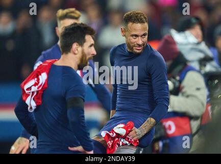 NEYMAR Jr., PSG 10 Lionel Messi, PSG 30 Sad dans le huitième match de finale PARIS SG - FC BAYERN MUENCHEN de football UEFA Champions League, match de la saison 2022/2023 à Paris, 14 févr. 2022. Achtelfinale, FCB, Munich, PSG © Peter Schatz / Alamy Live News Banque D'Images