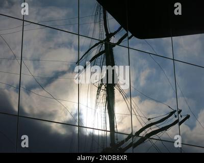 Célébration du patrimoine de construction navale de Glasgow : de hauts mâts de la Glenlee se reflètent dans les fenêtres sous le toit ondulé du musée de la rivière Hadid Banque D'Images