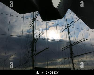 Célébration du patrimoine de construction navale de Glasgow : de hauts mâts de la Glenlee se reflètent dans les fenêtres sous le toit ondulé du musée de la rivière Hadid Banque D'Images