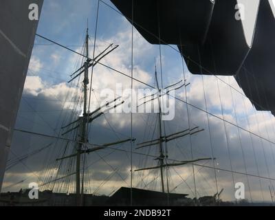 Histoire maritime au musée Riverside de Glasgow, avec les mâts du grand navire Glenlee reflétés dans les fenêtres du bâtiment à toit ondulé de Zaha Hadid. Banque D'Images