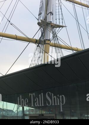 Le grand navire Glenlee est amarré sur le front de mer de Glasgow ; gros plan de l'un des mâts et truquage vu par l'entrée des visiteurs en verre. Banque D'Images
