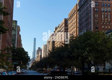 Des rangées de bâtiments résidentiels de luxe se trouvent le long de Park Avenue dans la ville de New York Banque D'Images