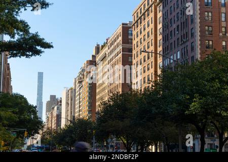 Des rangées de bâtiments résidentiels de luxe se trouvent le long de Park Avenue dans la ville de New York Banque D'Images