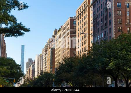 Des rangées de bâtiments résidentiels de luxe se trouvent le long de Park Avenue dans la ville de New York Banque D'Images