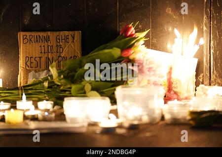 Une veillée aux chandelles devant le ministère de l'éducation de Londres, à la mémoire de l'adolescent transgenre Brianna Ghey, qui a été mortellement poignardée dans un parc samedi. L'homme de 16 ans de Birchwood à Warrington, Cheshire, a été retrouvé alors qu'elle se trouvait blessée sur un sentier à Linear Park, à Culcheth. Date de la photo: Mercredi 15 février 2023. Banque D'Images