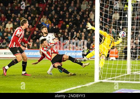 Oli McBurnie, de Sheffield United (au centre derrière), marque le premier but du match du championnat Sky Bet à Bramall Lane, Sheffield. Date de la photo: Mercredi 15 février 2023. Banque D'Images