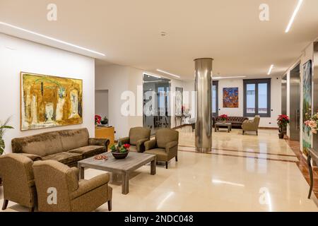 Huelva, Espagne - 30 décembre 2022: Salle avec canapés et fauteuils dans l'antichambre de la salle plénière du Conseil provincial (Sala de Plenos de la Diput Banque D'Images