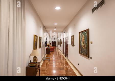 Huelva, Espagne - 30 décembre 2022 : couloir intérieur du Conseil provincial de Huelva Banque D'Images