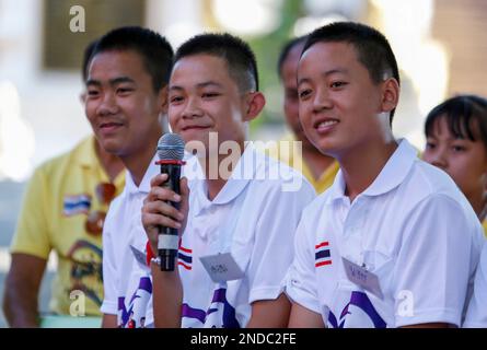 Duangpetch Promthep (Dom) (C) Capitaine de l'équipe de football des jeunes sangliers 1 des 13 'sangliers' sauvés de la grotte de Tham Luang lors d'un entretien de presse au temple Wat Phra That Doi WAO Chiang Rai. Banque D'Images