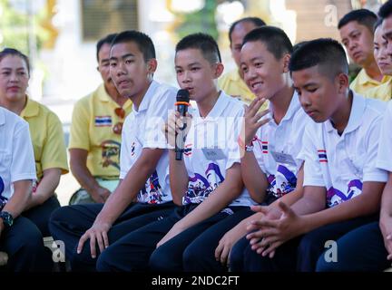 Duangpetch Promthep (Dom) (2L) Capitaine de l'équipe de football des jeunes sangliers 1 des 13 'sangliers' sauvés de la grotte de Tham Luang vu au cours d'une interview de presse au temple Wat Phra This Doi WAO Chiang Rai. Banque D'Images