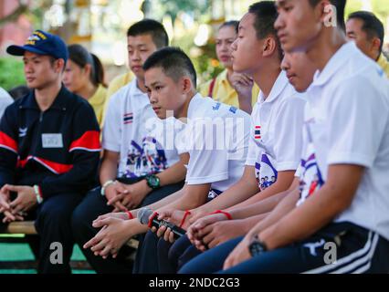 Duangpetch Promthep (Dom) (C) Capitaine de l'équipe de football des jeunes sangliers 1 des 13 'sangliers' sauvés de la grotte de Tham Luang lors d'un entretien de presse au temple Wat Phra That Doi WAO Chiang Rai. Banque D'Images