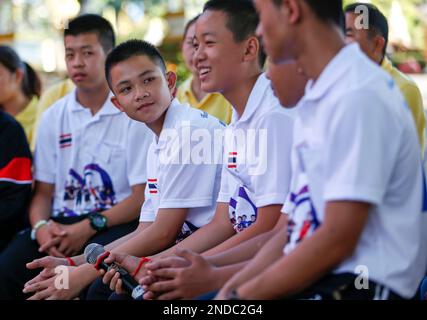 Duangpetch Promthep (Dom) (2L) Capitaine de l'équipe de football des jeunes sangliers 1 des 13 'sangliers' sauvés de la grotte de Tham Luang vu au cours d'une interview de presse au temple Wat Phra This Doi WAO Chiang Rai. Banque D'Images