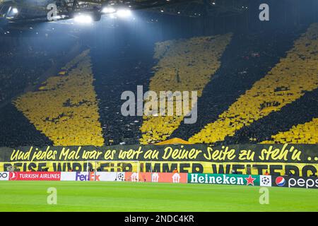 DORTMUND, ALLEMAGNE - FÉVRIER 15 : fans de Borussia Dortmund dans « Die Gelbe Wand » lors de la série des champions de l'UEFA de 16, match de 1st jambes entre Borussia Dortmund et Chelsea au parc signal Iduna sur 15 février 2023 à Dortmund, Allemagne (photo de Marcel ter Bals/Orange Pictures) Banque D'Images