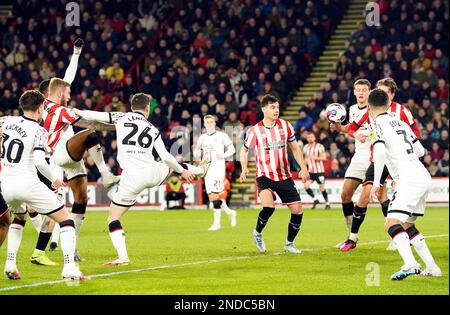 Oli McBurnie, de Sheffield United (deuxième à gauche), marque le premier but du match du championnat Sky Bet à Bramall Lane, Sheffield. Date de la photo: Mercredi 15 février 2023. Banque D'Images