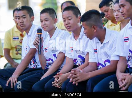 Chiang Rai, Thaïlande. 16th septembre 2018. Duangpetch Promthep (Dom) (2L) Capitaine de l'équipe de football des jeunes sangliers 1 des 13 'sangliers' sauvés de la grotte de Tham Luang vu au cours d'une interview de presse au temple Wat Phra This Doi WAO Chiang Rai. (Photo de Pongmanat Tasiri/SOPA Images/Sipa USA) crédit: SIPA USA/Alay Live News Banque D'Images