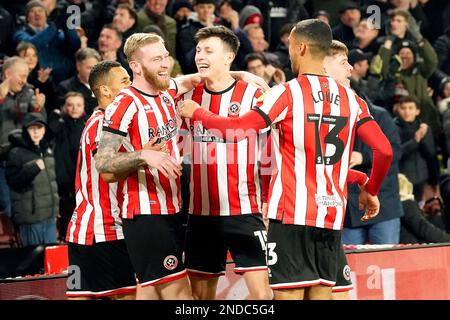 Oli McBurnie, de Sheffield United (deuxième à gauche), célèbre le premier but de son équipe lors du match du championnat Sky Bet à Bramall Lane, Sheffield. Date de la photo: Mercredi 15 février 2023. Banque D'Images