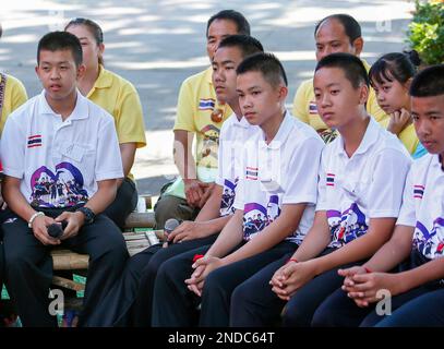 Chiang Rai, Thaïlande. 16th septembre 2018. Duangpetch Promthep (Dom) (C) Capitaine de l'équipe de football des jeunes sangliers 1 des 13 'sangliers' sauvés de la grotte de Tham Luang lors d'un entretien de presse au temple Wat Phra That Doi WAO Chiang Rai. (Photo de Pongmanat Tasiri/SOPA Images/Sipa USA) crédit: SIPA USA/Alay Live News Banque D'Images