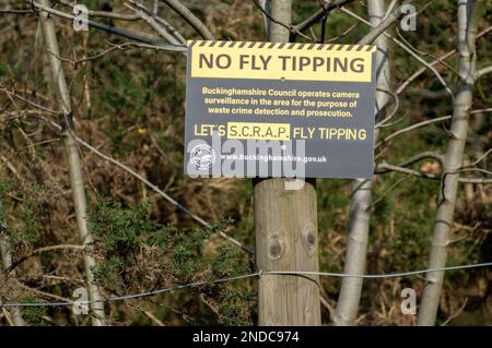 Wexham, Buckinghamshire, Royaume-Uni. 15th février 2023. Un panneau de buckinghamshire Council No Fly Tipping à côté d'une route à Withm, Buckinghamshire près de Slough. Le pourboire à la mouche continue d'être un fléau dans les campagnes, ce qui coûte beaucoup d'argent aux agriculteurs, aux propriétaires fonciers et aux conseils pour en disposer. Les personnes condamnées pour un vol-pourboires peuvent recevoir une amende illimitée et/ou jusqu'à 5 ans d'emprisonnement. De plus en plus de caméras cachées sont placées dans des zones connues pour le basculement à la volée, ce qui entraîne des convictions. Crédit : Maureen McLean/Alay Live News Banque D'Images