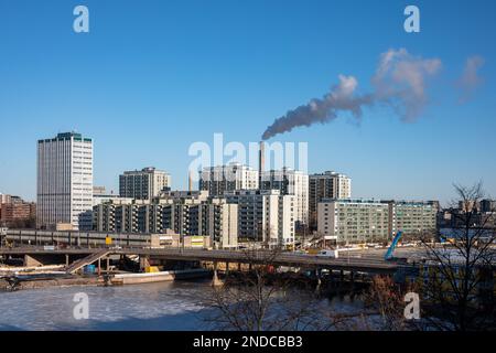 Quartier résidentiel de Merihaka et Siltavuorensalmi gelé lors d'une journée hivernale ensoleillée à Helsinki, en Finlande Banque D'Images