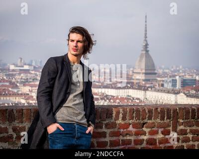 Beau jeune homme à côté de Mole Antonelliana à Turin, Italie Banque D'Images