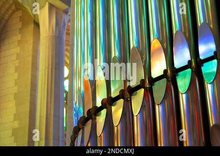 Détail de tuyaux d'orgue à l'intérieur de la Basilique de la Sagrada Familia d'Antoni Gaudi à Barcelone, Espagne Banque D'Images