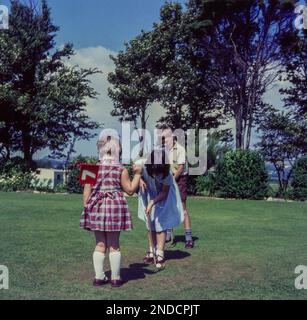 Enfants en 1966 jouant à 'Pitch and Putt' dans l'île de Wight. Cette image a été prise à partir de la diapositive d'origine. Banque D'Images