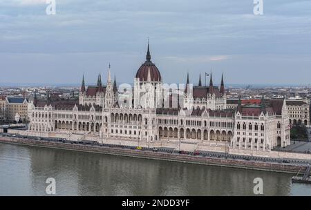 Le célèbre site de Budapest vue aérienne du Parlement hongrois et du Danube en paysage urbain depuis un point de vue de Drone Banque D'Images