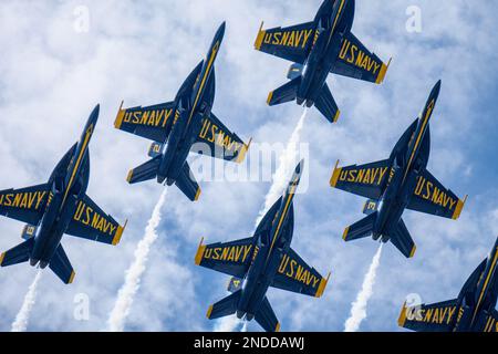 L'équipe de démonstration DES Blue Angels DE LA Marine AMÉRICAINE se produit dans le golfe du Mexique. Banque D'Images