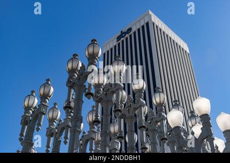 Une photo de Urban Light, un art public conçu par Chris Burden et dévoilé en 2008, à côté du musée d'art du comté de Los Angeles, avec la construction SBE Banque D'Images