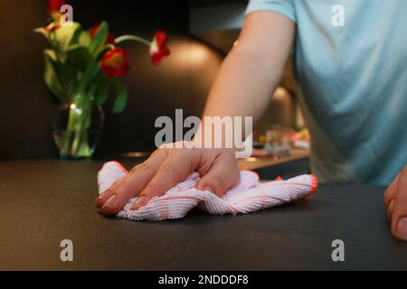 gros plan de la femme nettoyant avec un spray et une éponge sur la surface de la barre dans la cuisine. Nettoyage du ressort Banque D'Images