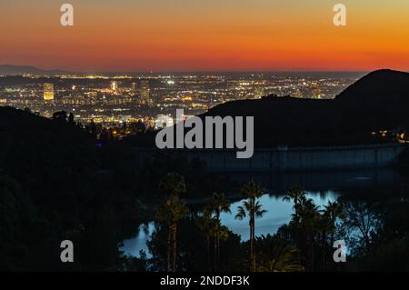 Une photo du coucher du soleil ou en début de soirée sur l'ouest de Los Angeles et le Hollywood Reservoir. Banque D'Images