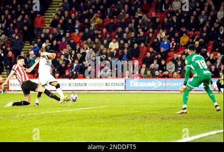 Cameron Archer de Middlesbrough marque le deuxième but du match du championnat Sky Bet à Bramall Lane, Sheffield. Date de la photo: Mercredi 15 février 2023. Banque D'Images