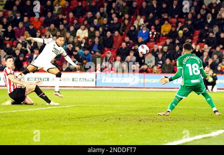 Cameron Archer de Middlesbrough marque le deuxième but du match du championnat Sky Bet à Bramall Lane, Sheffield. Date de la photo: Mercredi 15 février 2023. Banque D'Images