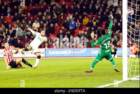 Cameron Archer de Middlesbrough marque le deuxième but du match du championnat Sky Bet à Bramall Lane, Sheffield. Date de la photo: Mercredi 15 février 2023. Banque D'Images