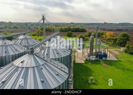 Silos agricoles sur la ferme en automne, vue rapprochée de drone. Grenier industriel, séchoir élévateur, extérieur du bâtiment, stockage et séchage du grain, Wha Banque D'Images