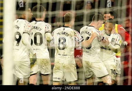 Cameron Archer de Middlesbrough (à droite) célèbre le troisième but de son équipe lors du match du championnat Sky Bet à Bramall Lane, Sheffield. Date de la photo: Mercredi 15 février 2023. Banque D'Images