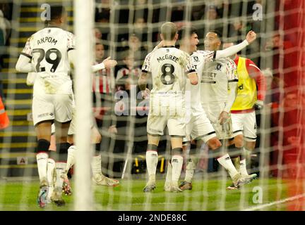 Cameron Archer de Middlesbrough (à droite) célèbre le troisième but de son équipe lors du match du championnat Sky Bet à Bramall Lane, Sheffield. Date de la photo: Mercredi 15 février 2023. Banque D'Images